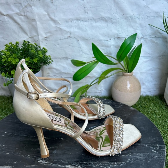 BADGLEY MISCHKA
Nala Curvy Stiletto
Heel Ivory Satin size 9 
$245 store display - Picture 15 of 16